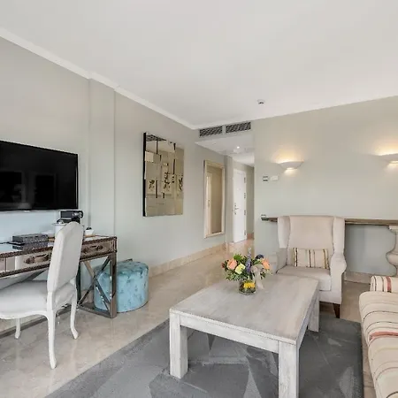 All About Puente Romano Penthouse 아파트